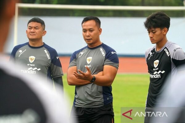 Berikut beberapa alternatif judul untuk “Sofie Imam Jadi Asisten Pelatih Fisik Timnas Indonesia”:
1. “Sofie Imam Resmi Menjadi Asisten Pelatih Fisik Timnas Indonesia”
2. “Sofie Imam Dilantik Sebagai Asisten Pelatih Fisik Timnas Indonesia”
3. “Sofie Imam Bergabung Sebagai Asisten Pelatih Fisik Timnas Indonesia”
4. “Peran Baru Sofie Imam: Asisten Pelatih Fisik Timnas Indonesia”
5. “Sofie Imam Memulai Tugas Sebagai Asisten Pelatih Fisik untuk Timnas Indonesia”
6. “Sofie Imam Dapat Tanggung Jawab Sebagai Asisten Pelatih Fisik Timnas Indonesia”
7. “Sofie Imam: Asisten Pelatih Fisik Terbaru di Timnas Indonesia”
8. “Sofie Imam Ambil Alih Jabatan Asisten Pelatih Fisik Timnas Indonesia”
Silakan pilih atau modifikasi sesuai kebutuhan! Berikut beberapa alternatif judul untuk "Sofie Imam Jadi Asisten Pelatih Fisik Timnas Indonesia":
1. "Sofie Imam Resmi Menjadi Asisten Pelatih Fisik Timnas Indonesia"
2. "Sofie Imam Dilantik Sebagai Asisten Pelatih Fisik Timnas Indonesia"
3. "Sofie Imam Bergabung Sebagai Asisten Pelatih Fisik Timnas Indonesia"
4. "Peran Baru Sofie Imam: Asisten Pelatih Fisik Timnas Indonesia"
5. "Sofie Imam Memulai Tugas Sebagai Asisten Pelatih Fisik untuk Timnas Indonesia"
6. "Sofie Imam Dapat Tanggung Jawab Sebagai Asisten Pelatih Fisik Timnas Indonesia"
7. "Sofie Imam: Asisten Pelatih Fisik Terbaru di Timnas Indonesia"
8. "Sofie Imam Ambil Alih Jabatan Asisten Pelatih Fisik Timnas Indonesia"
Silakan pilih atau modifikasi sesuai kebutuhan!