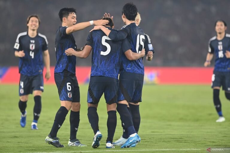 Berikut beberapa alternatif untuk judul "Jepang Ditahan Imbang Tanpa Gol oleh Arab Saudi":

1. "Jepang dan Arab Saudi Berakhir dengan Hasil Imbang Tanpa Gol"
2. "Pertandingan Ketat: Jepang Gagal Menaklukkan Arab Saudi"
3. "Jepang dan Arab Saudi Berduel Tanpa Gol di Lapangan"
4. "Hasil Imbang Nihil: Jepang Tidak Berhasil Menang Melawan Arab Saudi"
5. "Jepang Terkunci Tanpa Gol Saat Melawan Arab Saudi"
6. "Arab Saudi Tahan Jepang dengan Skor Kacamata"
7. "Laga Sengit: Jepang dan Arab Saudi Tak Berhasil Cetak Angka"

Semoga alternatif tersebut membantu!