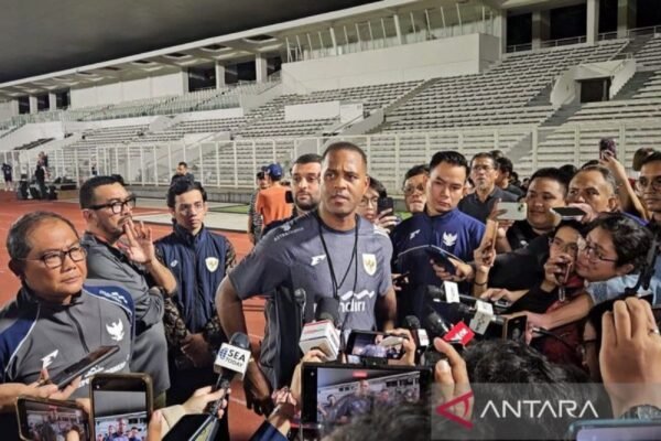 Here are some alternate titles for "Pratinjau Indonesia vs Bahrain: Saatnya kembali tampil pragmatis":

1. "Analisis Indonesia vs Bahrain: Kembalinya Pendekatan Pragmatik"
2. "Preview Indonesia vs Bahrain: Membawa Kembali Taktik Pragmatik"
3. "Menjelang Pertandingan Indonesia vs Bahrain: Strategi Pragmatik yang Harus Diterapkan"
4. "Indonesia vs Bahrain: Saatnya Mengadopsi Pendekatan Praktis Kembali"
5. "Indonesia vs Bahrain: Memperkuat Taktik Pragmatismu"
6. "Rangkuman Indonesia vs Bahrain: Kembali Ke Jalur Pragmatik"
7. "Persiapan Indonesia vs Bahrain: Fokus pada Taktik Praktis"

Feel free to choose any of these or modify them further!
