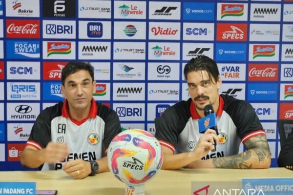 Pelatih Carlos Almeida Ringankan Tekanan di Tim Semen Padang Pelatih Carlos Almeida Ringankan Tekanan di Tim Semen Padang