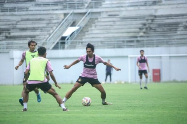 Berikut adalah beberapa alternatif judul untuk “Persik incar hasil maksimal dari lima laga terakhir”:
1. “Persik Targetkan Hasil Optimal di Lima Pertandingan Terakhir”
2. “Persik Berambisi Raih Poin Penuh di Lima Laga Terakhir”
3. “Persik Usaha Meraih Hasil Sempurna dari Lima Pertandingan Penutup”
4. “Persik Fokus Dapatkan Hasil Terbaik dalam Lima Laga Akhir”
5. “Persik Bertekad Curi Semua Poin di Lima Pertandingan Terakhir”
Silakan pilih atau modifikasi salah satu dari alternatif tersebut sesuai kebutuhan! Berikut adalah beberapa alternatif judul untuk "Persik incar hasil maksimal dari lima laga terakhir":
1. "Persik Targetkan Hasil Optimal di Lima Pertandingan Terakhir"
2. "Persik Berambisi Raih Poin Penuh di Lima Laga Terakhir"
3. "Persik Usaha Meraih Hasil Sempurna dari Lima Pertandingan Penutup"
4. "Persik Fokus Dapatkan Hasil Terbaik dalam Lima Laga Akhir"
5. "Persik Bertekad Curi Semua Poin di Lima Pertandingan Terakhir"
Silakan pilih atau modifikasi salah satu dari alternatif tersebut sesuai kebutuhan!