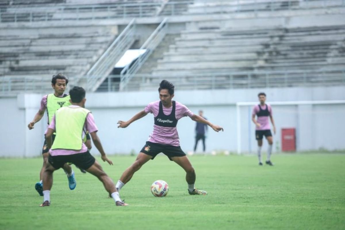 Berikut adalah beberapa alternatif judul untuk "Persik incar hasil maksimal dari lima laga terakhir":

1. "Persik Targetkan Hasil Optimal di Lima Pertandingan Terakhir"
2. "Persik Berambisi Raih Poin Penuh di Lima Laga Terakhir"
3. "Persik Usaha Meraih Hasil Sempurna dari Lima Pertandingan Penutup"
4. "Persik Fokus Dapatkan Hasil Terbaik dalam Lima Laga Akhir"
5. "Persik Bertekad Curi Semua Poin di Lima Pertandingan Terakhir"

Silakan pilih atau modifikasi salah satu dari alternatif tersebut sesuai kebutuhan!