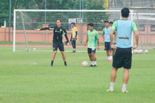 Berikut beberapa alternatif judul untuk "Munster siapkan pengganti Slavko untuk derbi melawan Arema FC":

1. "Munster Bikin Strategi Baru: Cari Pengganti Slavko untuk Derbi Arema FC"
2. "Persiapan Munster: Siapkan Pemain Pengganti Slavko Jelang Derbi Arema FC"
3. "Munster Fokus Cari Alternatif untuk Slavko di Derbi Melawan Arema FC"
4. "Menghadapi Arema FC, Munster Siapkan Pengganti Slavko"
5. "Munster Siap Tempur: Menyusun Rencana Tanpa Slavko di Derbi Arema FC"
6. "Derbi Menanti: Munster Siapkan Taktik Baru Tanpa Slavko Melawan Arema FC"
7. "Pencarian Pengganti Slavko: Munster Siap Hadapi Arema FC di Derbi Penting"

Silakan pilih atau sesuaikan sesuai kebutuhan!