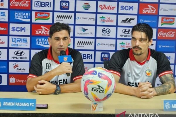 Pelatih Semen Padang Almeida Berambisi Raih Tiga Poin di Markas Persija Pelatih Semen Padang Almeida Berambisi Raih Tiga Poin di Markas Persija
