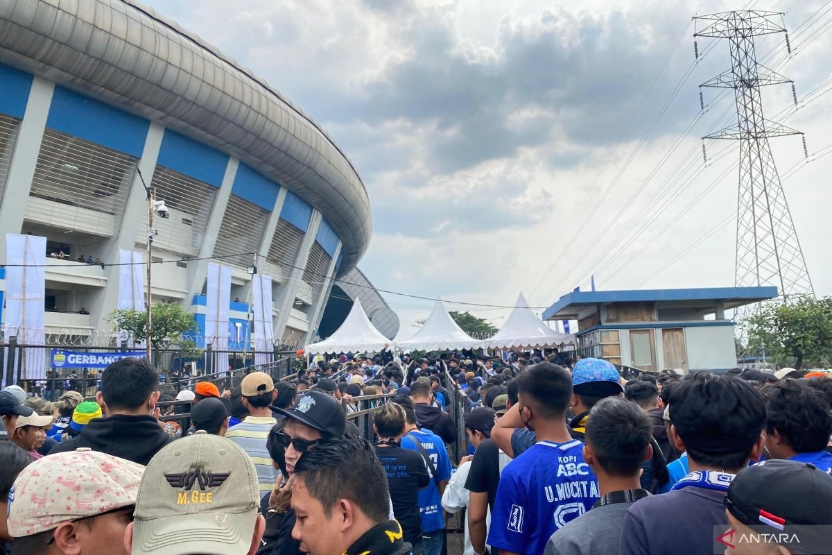 Persib Bandung Melarang Kehadiran Suporter PSS Sleman di Stadion GBLA