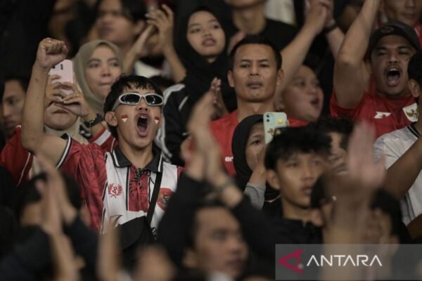Tentu! Berikut adalah beberapa alternatif judul yang bisa digunakan:

1. "God Bless dan Judika: Membakar Semangat Penggemar di Indonesia"
2. "Semangat Berkobar: God Bless dan Judika di Hati Penggemar Indonesia"
3. "Penggemar Indonesia Terinspirasi: God Bless dan Judika Bersatu"
4. "Gemuruh Semangat: God Bless dan Judika Menggetarkan Penggemar Indonesia"
5. "Kondang Indonesia: God Bless dan Judika, Penyemangat Para Penggemar"

Silakan pilih atau modifikasi sesuai kebutuhan!