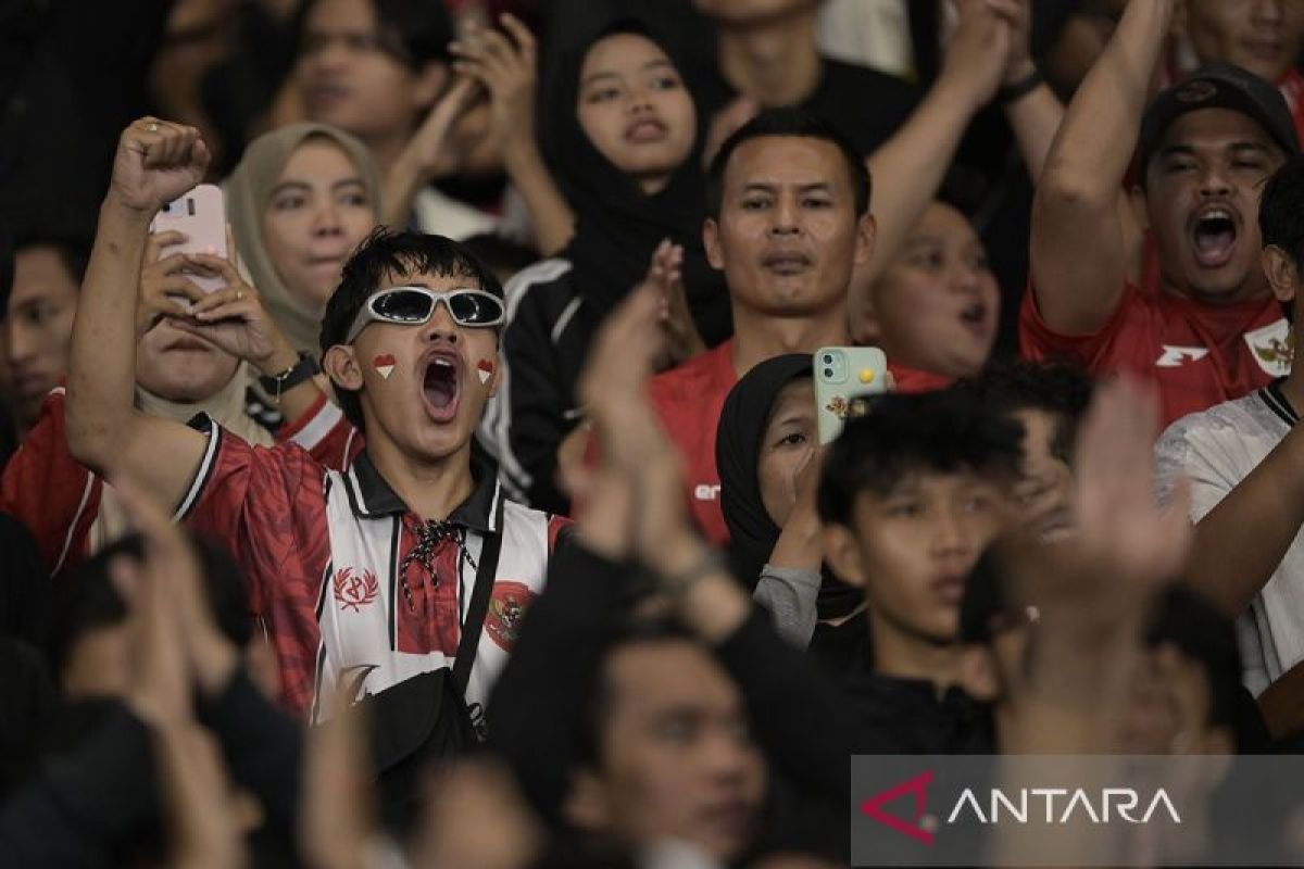 Tentu! Berikut adalah beberapa alternatif judul yang bisa digunakan:

1. "God Bless dan Judika: Membakar Semangat Penggemar di Indonesia"
2. "Semangat Berkobar: God Bless dan Judika di Hati Penggemar Indonesia"
3. "Penggemar Indonesia Terinspirasi: God Bless dan Judika Bersatu"
4. "Gemuruh Semangat: God Bless dan Judika Menggetarkan Penggemar Indonesia"
5. "Kondang Indonesia: God Bless dan Judika, Penyemangat Para Penggemar"

Silakan pilih atau modifikasi sesuai kebutuhan!
