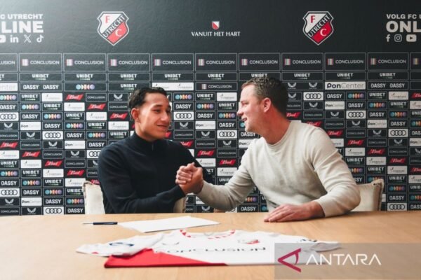 Tentu! Berikut adalah beberapa alternatif judul untuk profil Mauro Zijlstra dan Miliano Jonathans, calon pemain Indonesia:

1. "Mengenal Mauro Zijlstra dan Miliano Jonathans: Bintang Baru Calon Pemain Indonesia"
2. "Profil Duo Bakat: Mauro Zijlstra dan Miliano Jonathans dalam Dunia Sepak Bola Indonesia"
3. "Mauro Zijlstra dan Miliano Jonathans: Harapan Baru untuk Sepak Bola Indonesia"
4. "Kisah Dua Talenta: Mauro Zijlstra dan Miliano Jonathans, Calon Bintang Indonesia"
5. "Potensi di Lapangan Hijau: Profil Mauro Zijlstra dan Miliano Jonathans sebagai Calon Pemain Indonesia"

Semoga salah satu dari judul-judul ini sesuai dengan yang Anda inginkan!
