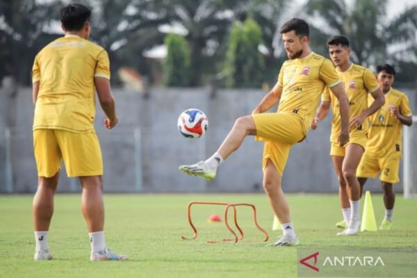 Here are a few alternative titles for "Madura United bidik bek asing anyar asal Afrika":

1. "Madura United Targeting New African Defender"
2. "Madura United Eyes Fresh African Defensive Talent"
3. "Madura United Seeks New African Defender"
4. "Madura United Pursuing New African Backline Acquisition"
5. "Madura United Aims for Latest African Defender Signing"
6. "Madura United Sets Sights on New African Defensive Player"

Feel free to choose any of these or mix and match elements to create your preferred title!