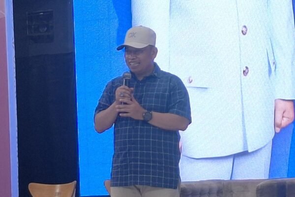 Berikut beberapa alternatif judul untuk "Wali Kota Depok undang Miliano Jonathans berkunjung ke Depok":

1. "Wali Kota Depok Mengundang Miliano Jonathans untuk Kunjungan Spesial"
2. "Miliano Jonathans Diharapkan Hadir di Depok atas Undangan Wali Kota"
3. "Undangan Wali Kota Depok untuk Kedatangan Miliano Jonathans"
4. "Wali Kota Depok: Miliano Jonathans Diundang untuk Berkunjung"
5. "Kunjungan Miliano Jonathans ke Depok: Undangan dari Wali Kota"
6. "Wali Kota Depok Menyambut Kehadiran Miliano Jonathans"
7. "Miliano Jonathans Akan Mengunjungi Depok Atas Undangan Wali Kota"
8. "Kedatangan Miliano Jonathans ke Depok, Wali Kota Siapkan Sambutan Khusus" 

Silakan pilih yang sesuai atau kombinasikan elemen dari beberapa judul!